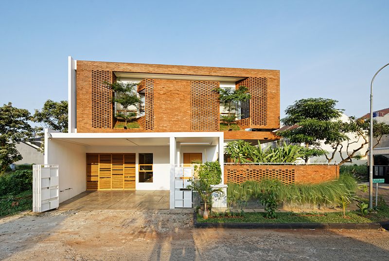 Ngôi nhà sử dụng gạch đỏ xếp lỗ mộc mạc ở Indonesia