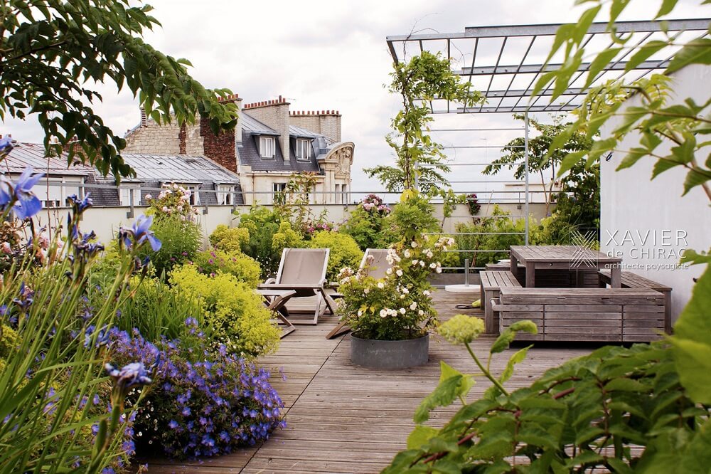 Vườn kiểu Anh trên sân thượng của căn nhà  phố tại Poème Paris