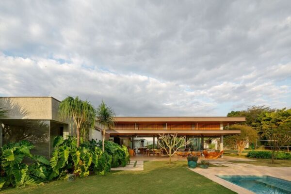 Mẫu sân vườn xanh mát cho biệt thự thiết kế tại Brazil
