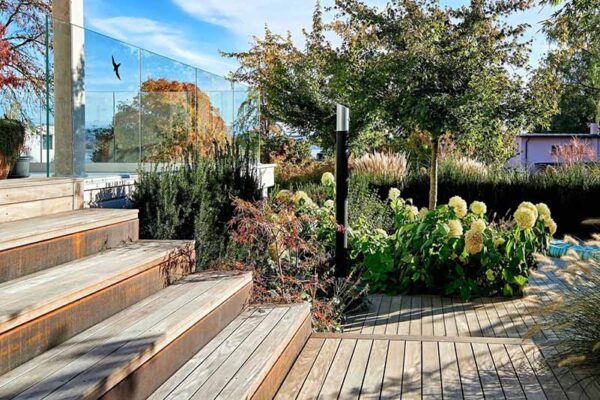 Thiết kế sân vườn với gỗ tự nhiên – Tại sao không?