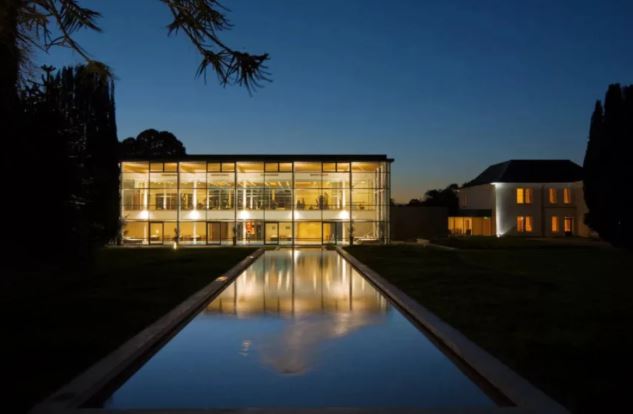 Hồ nước giữa khuôn viên của khách sạn biệt thự