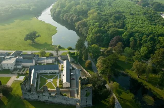 Lối đi ven hồ lãng mạn tại khách sạn biệt thự