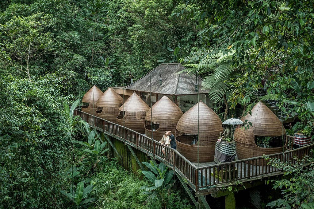 Lều spa bên suối