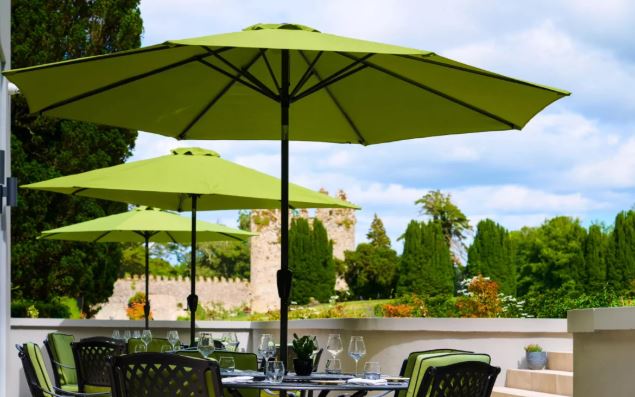 Chi tiết kiến trúc mái đá và tường gạch