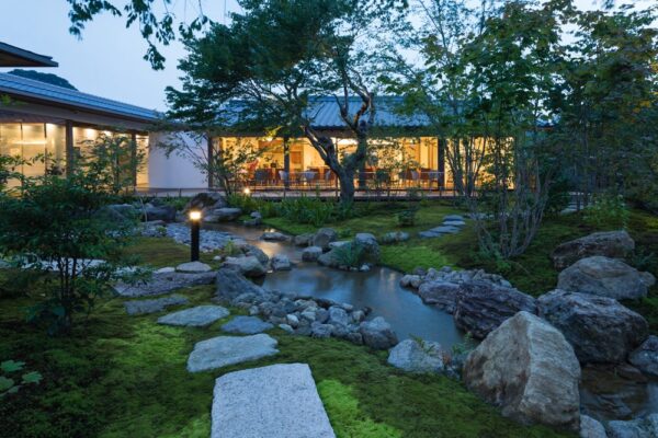 Suối Trong Sân Vườn: Liệu Pháp Thanh Lọc Tâm Hồn Giữa Đô Thị